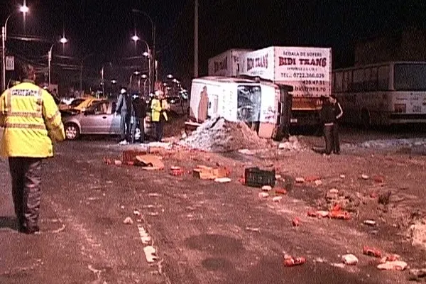 Trei maşini au fost implicate într-un accident din cauza poleiului