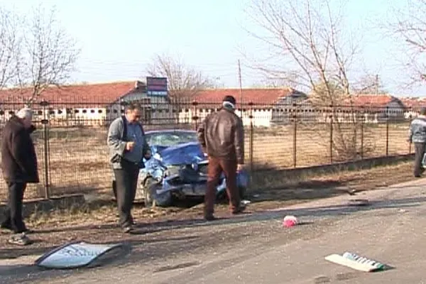 Şase persoane, printre care şi un copil, au ajuns la spital, în urma unui accident rutier