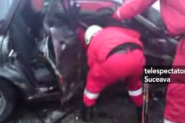 O adolescentă a murit şi alte trei persoane au fost grav rănite în urma unui accident, în judeţul Suceava