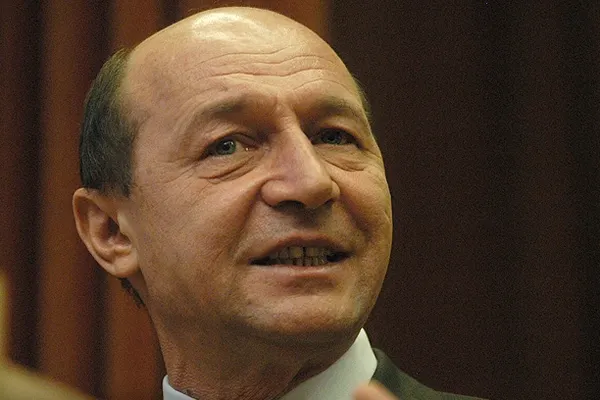 Băsescu către Antonescu: Vă rog să analizaţi intrarea la guvernare în condiţiile dictate de electorat