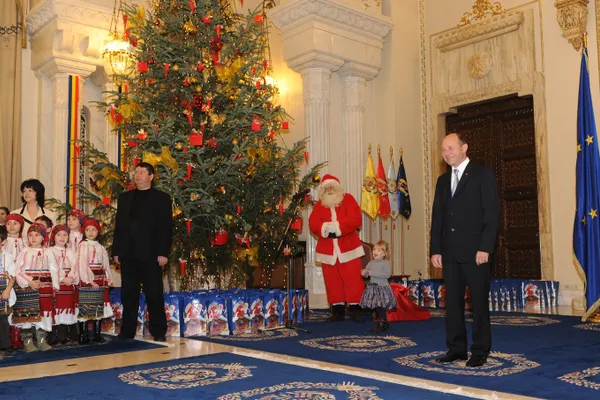 Băsescu le urează românilor, de Crăciun, \"sănătate, pace şi bucurie\"