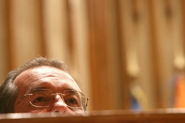 Boc îşi laudă fostul guvern picat de noii săi miniştri