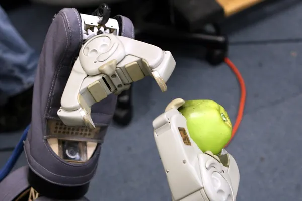 Un italian a reuşit să-şi controleze mâna artificială cu puterea minţii