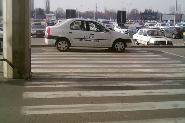 Trecerea de pietoni din aeroportul Otopeni ocupată de maşina poliţiei comunitare
