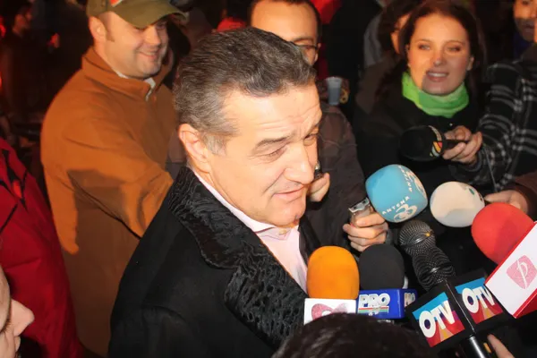 Din culisele PSD: Crin Antonescu însoţit de alţi liberali, dar şi George Becali au venit la sediul PSD