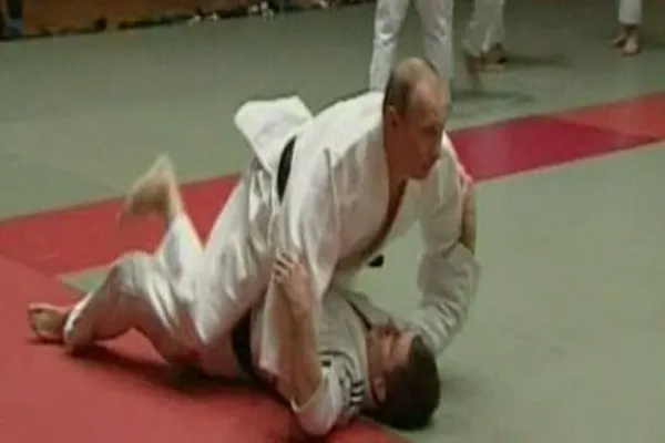 Vladimir Putin s-a luat la trântă cu membrii echipei naţionale de judo a Rusiei