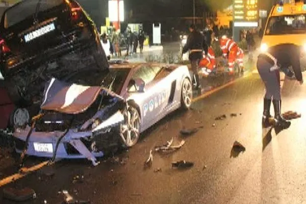 Un poliţist italian a distrus cea mai scumpă maşină din dotarea poliţiei rutiere