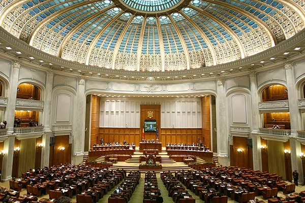 PD-L, UDMR, minorităţile şi independenţii pot trece guvernul. Au 240 de parlamentari