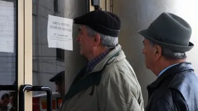 Bătrânii din Maramureş care au datorii la stat şi bănci vor primi pensii micşorate