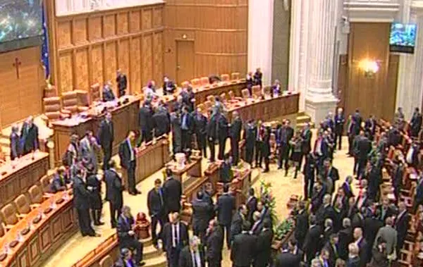 Glume şi ironii la şedinţa la care a fost învestit Guvernul Boc IV
