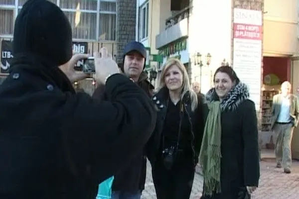 Elena Udrea şi Elena Băsescu s-au fotografiat cu turiştii la Sinaia