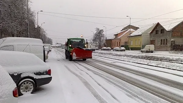 România, paralizată din cauza zăpezii: accidente în lanţ, trenuri blocate de opt ore, şosele închise