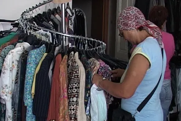 Scumpirile i-au adus la fundul sacului: românii cumpără haine în rate sau de la second hand! 21% dintre ei nu își mai permit deloc haine noi