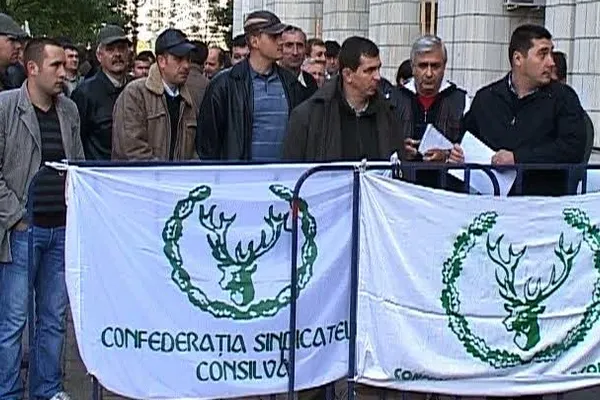 Audieri cu proteste la ușă. Silvicultorii protestează în fața Parlamentului