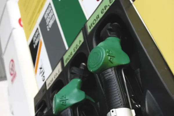 Guvernul renunţă oficial la compensarea carburanţilor cu 50 de bani! Șoferii vor plăti prețul întreg de la 1 ianuarie