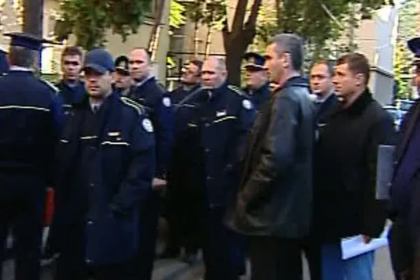 Gardienii protestează la ușa lui Toader