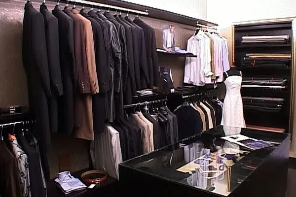 Ultimul trend în modă: costumul bărbătesc din stofă cu fir de aur