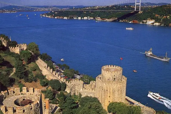 Ucraina cere Turciei să ÎNCHIDĂ strâmtorile Bosfor şi Dardanele pentru navele ruse și cere SANCȚIUNI