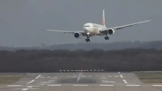 Avion blocat pe un aeroport din Moscova după ce trenul de aterizare s-a afundat în asfaltul topit