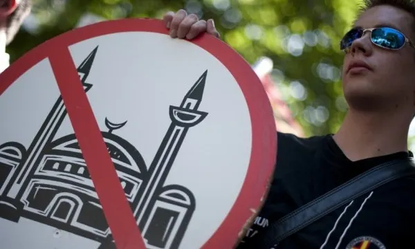 SURPRIZĂ în timpul unei demonstrații ANTI-ISLAM din Germania