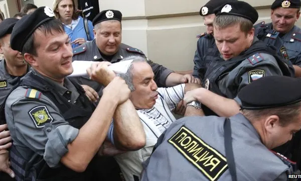 Un fost campion mondial la șah și un oligarh, trecuți de Kremlin la „agenţi ai străinătăţii”