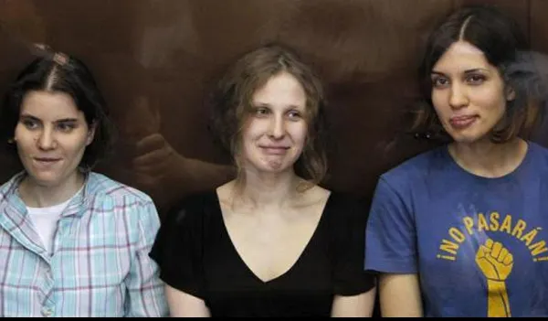 Maria Alehina, membră a trupei Pussy Riot, a fugit din Rusia, deși se afla sub supravegherea poliției