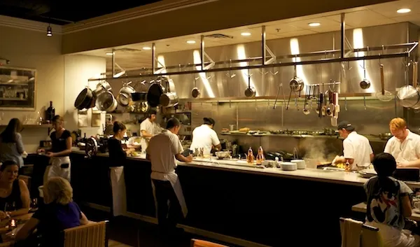 Servirea mesei în restaurantele și barurile în spații închise, INTERZISĂ în California. Cât timp este valabilă măsura
