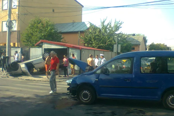 Accident SPECTACULOS în Capitală: O maşină s-a răsturnat în urma impactului