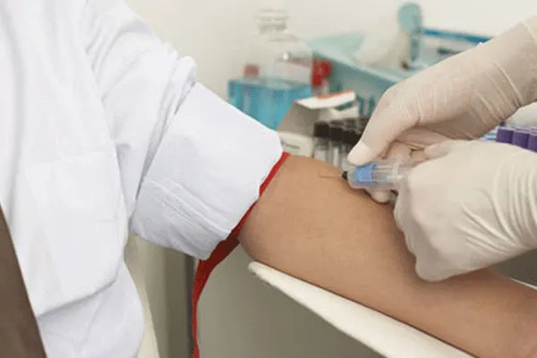 Asistentă medicală din Galaţi, reţinută de polițiști. Femeia este acuzată că fura banii colegilor și pacienților