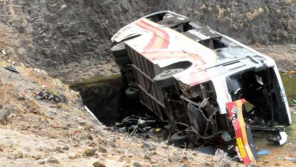 Douăsprezece persoane au murit într-un accident de autocar în Spania
