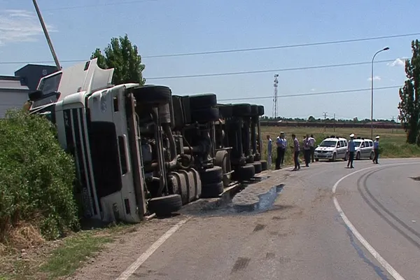 Accident la Mogoșoaia. Un tir s-a răsturnat