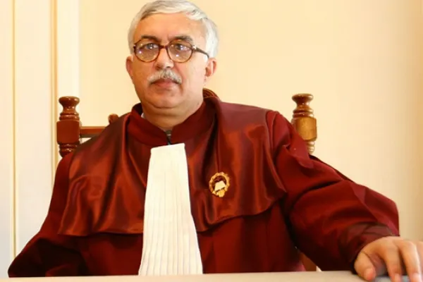 Fostul presedinte al CCR, Augustin Zegrean: Constitutia trebuie respectata si daca e criza si daca nu e