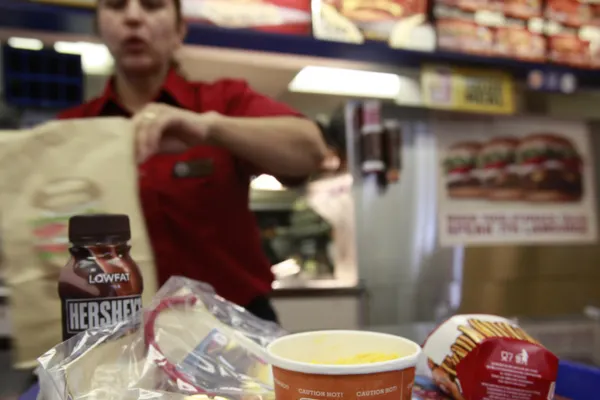 Imediat după Crăciun, românii au luat cu asalt restaurantele fast-food (video)