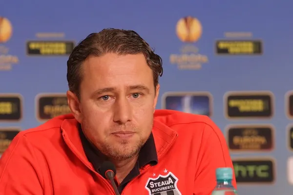 GEST ULUITOR făcut de Laurenţiu Reghecampf în SECRET