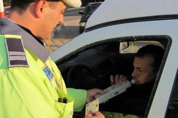 A condus sub influența băuturilor alcoolice, a fost prins de polițiști, dar...a scăpat!