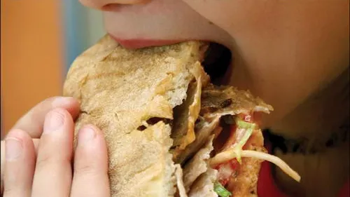 Alertă de toxiinfecţie alimentară. Alimentele pe care trebuie să le evităm