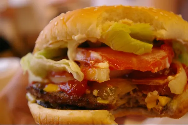 TRUCURILE pe care le folosesc restaurantele fast-food ca să ne facă să mâncăm MAI MULT