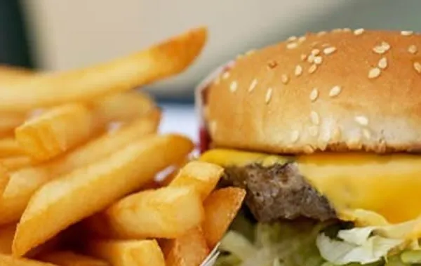 Ce trucuri folosesc restaurantele fast-food pentru a ne face să mâncăm mai mult
