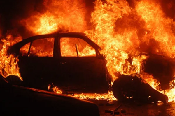 Maşinile a cinci români, incendiate în Italia. Reacţie dură a MAE