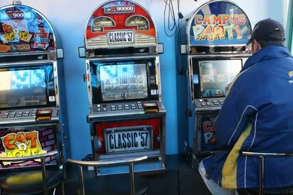 Guvernul creşte taxele pe jocuri de noroc şi impune o taxă anuală "de viciu" pentru slot-machine