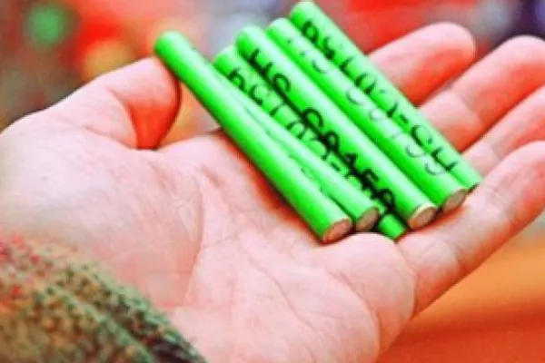 INCREDIBIL! Zeci de kilograme de petarde au fost confiscate de polițiști într-o piață