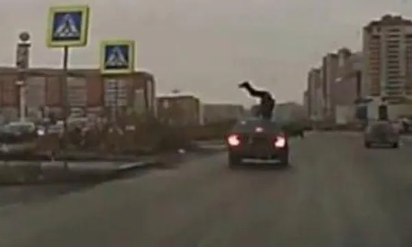 Loviți pe trecerea de pietoni de un șofer care fugea de la locul altui accident