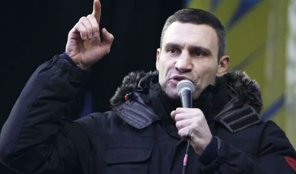 CRIZA DIN UCRAINA. Liderii opoziţiei NU au acceptat propunerea lui Ianukovici de a conduce Guvernul