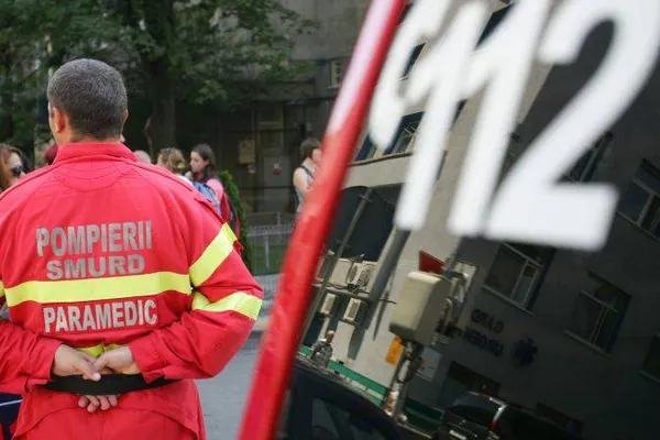 Accident grav la Piteşti. Două persoane rănite, după ce o ambulanţă a fost lovită de un autoturism