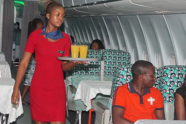 Cel mai ciudat restaurant din Africa. "Vă rog să vă puneţi centura de siguranţă"