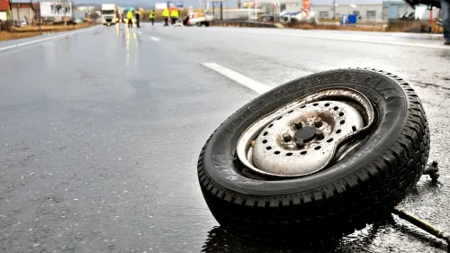 ACCIDENT cu 11 RĂNIŢI la ieşirea din Braşov. O maşină a intrat pe CONTRASENS într-un MICROBUZ