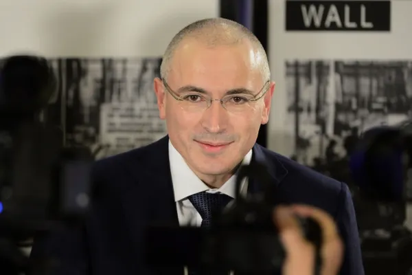 Mihail Hodorkovski şi scriitoarea Ludmila Uliţkaia denunţă, la Kiev, politica lui Putin