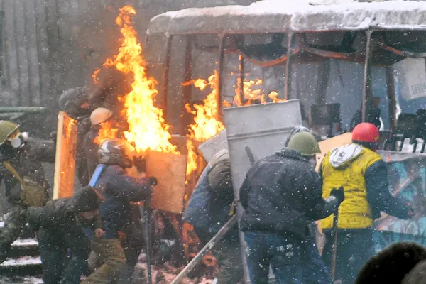 PROTESTE UCRAINA. Revolta explodează la KIEV: 5 oameni ucişi. Poliţia aduce blindate LIVE VIDEO