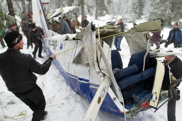 ACCIDENT AVIATIC: Epava avionului, depozitată în comuna Horea, este transportată la Bucureşti