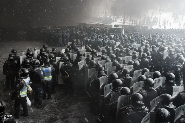 PROTESTE UCRAINA. Revolta se extinde: Kiev, Liov, Cernăuţi. Ianukovici face concesii minime - LIVE